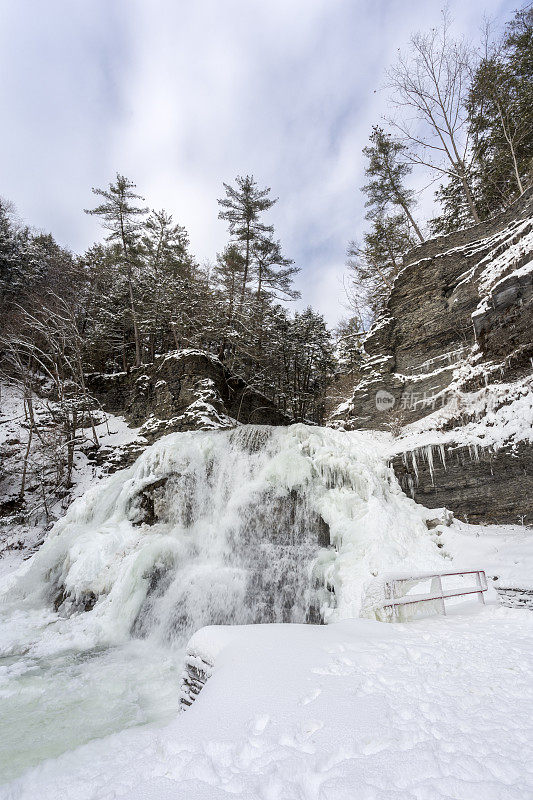 Robert H. Treman州立公园冬天的瀑布